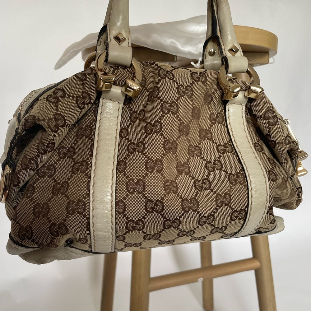 Gucci hand bag size 12x6x13 pristine inside no stains no tears super clean